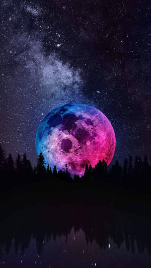 星空下湖面映照的森林上方色彩繽紛的發光月亮。