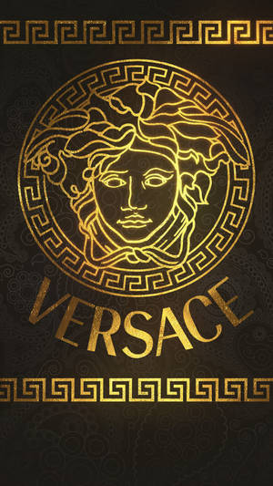 Versace標誌，金色美杜莎頭在深色背景上。