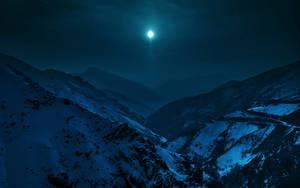 白雪覆蓋的山谷，明亮的月亮和星空