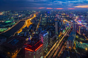 充滿活力的城市夜景鳥瞰圖，燈光璀璨，車流穿梭。 — 夜景城市 壁紙