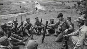 戰時，身穿制服的士兵在田野中用武器訓練。