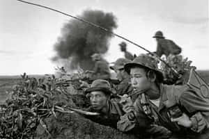 戰鬥中，戴頭盔的士兵從泥濘的戰壕中開火。
