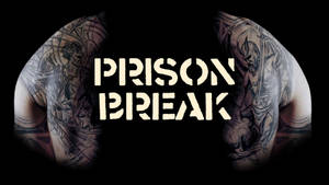 紋身肩膀帶有白色「PRISON BREAK」文字。