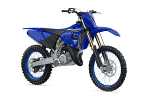 白色背景上的藍色Yamaha越野電單車，配備金色前叉和粒狀輪胎