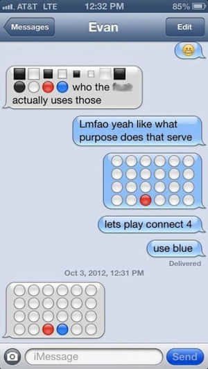 iPhone iMessage 聊天，包含 Connect Four 遊戲和有趣訊息。