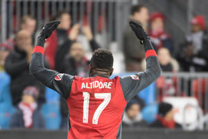 足球運動員Altidore 17號在球場上舉臂慶祝。 — 足球 壁紙