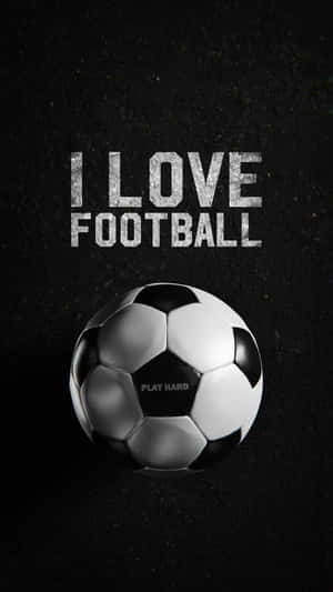 一個足球，在深色背景上「i love football」下方有「play hard」文字。