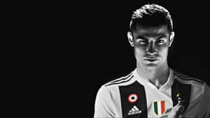 Cristiano Ronaldo 身穿祖雲達斯足球球衣，專注地凝視鏡頭。