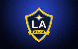LA Galaxy足球隊標誌在帶有紋理的藍色背景上