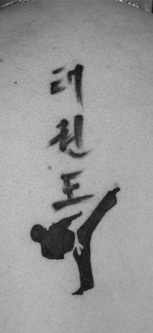 武術家踢腿的紋身，旁邊有韓文文字。 — 紋身 壁紙