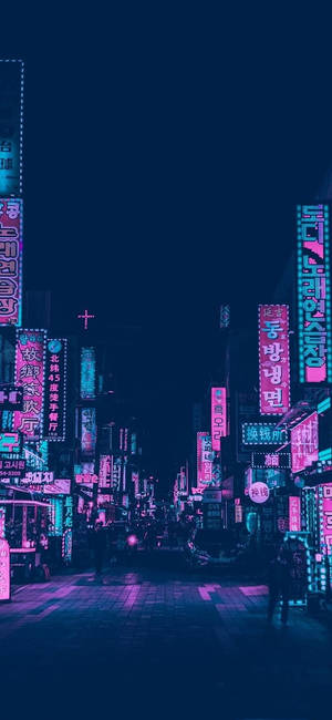 夜晚霓虹燈照亮嘅城市街道，發光招牌同濕路面倒影。 — 銀河A07s 壁紙