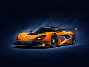 橙色McLaren SRT賽車，帶有藍色點綴和73號，在工作室燈光下。