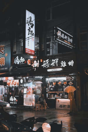 雨夜亞洲城市中，霓虹燈照亮的街頭小吃攤。