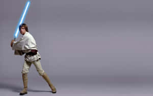 Luke Skywalker 手持藍色光劍擺出戰鬥姿勢。