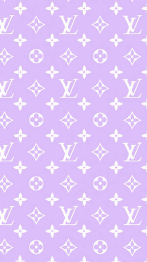 薰衣草背景搭配白色 Louis Vuitton 字母組合圖案。