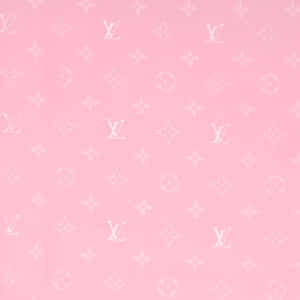 帶有白色 Louis Vuitton 字母組合圖案的粉紅色布料。 — 路易威登 壁紙