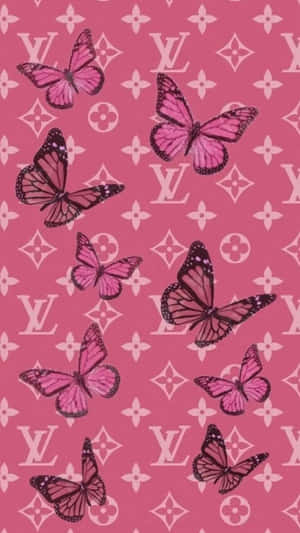 帶有黑色輪廓的粉紅色蝴蝶在 Louis Vuitton 字母圖案背景上。 — 粉紅色蝴蝶 壁紙