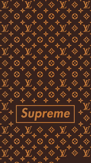 棕色牆紙，帶有金色 Louis Vuitton 字母組合和中央 Supreme 標誌。 — 路易威登 壁紙