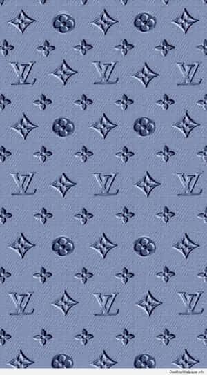 帶有壓花 Louis Vuitton 字母組合和花卉圖案的藍色紋理牆紙。