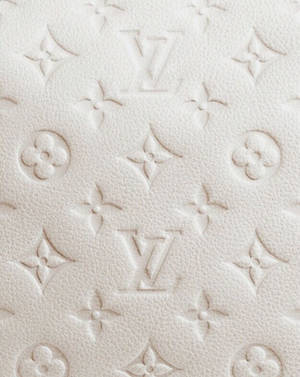 奶油色皮革，帶有壓花 Louis Vuitton 標誌和花卉設計。
