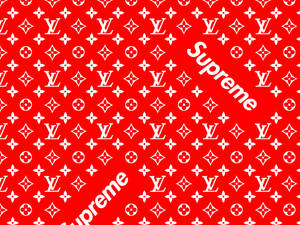紅色背景，帶有白色 Louis Vuitton 字母組合和對角 Supreme 標誌。