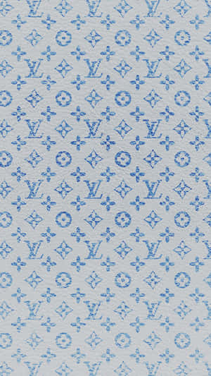 帶有紋理的淺灰色皮革上的藍色字母組合圖案。