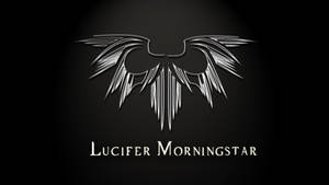 深色背景上帶有Lucifer Morningstar文字的銀色帶翼徽章