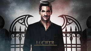 一個具有天使和魔鬼特徵的男人站在寫有「Lucifer」的大門前。