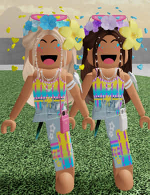 兩個微笑的Roblox頭像，戴著花冠和色彩繽紛的服裝，在草地上。
