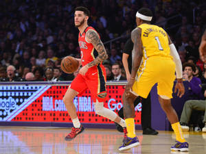 NBA籃球運動員在比賽中運球越過防守球員。