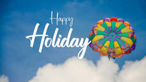 「Happy Holiday」文字與彩色降落傘在雲層上空飛翔。