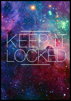 宇宙星雲，帶有發光的星星和粗體白色文字 keep it locked。