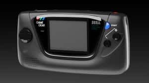 黑色Sega Game Gear手提遊戲機，帶有藍色啟動按鈕和銀色點綴。