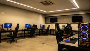 設有多個電腦站和發光 RGB 燈的遊戲室。 — 遊戲 壁紙