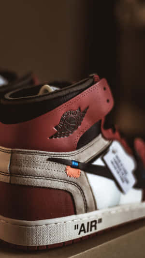 紅色、白色和灰色的Jordan 1運動鞋特寫，帶有Off White品牌標誌。 — Air Jordan GIF 壁紙