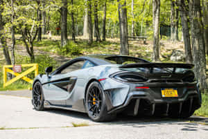 銀色McLaren跑車停泊在森林碎石路上 — 麥拿侖 GIF 壁紙