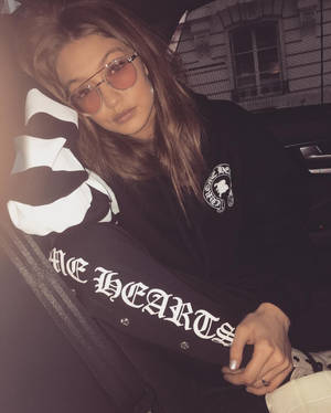 戴太陽眼鏡和黑色外套的女子晚上坐在車裡