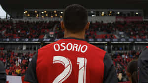 足球員Osorio 21號面向球場人群。 — 足球 壁紙