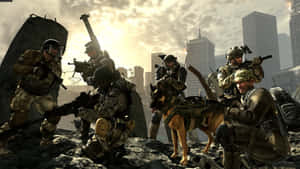 身穿戰鬥裝備的士兵與軍犬在夕陽下穿越廢墟城市前進。 — 使命召喚：現代戰爭 壁紙