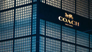 玻璃建築外牆上的 Coach New York 商店招牌