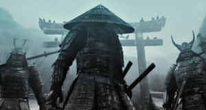 身穿暗色鎧甲的武士站在霧氣瀰漫的鳥居前。 — 武士 壁紙
