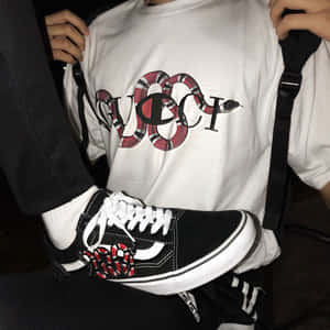 身穿Gucci蛇T恤和帶有蛇刺繡的Vans運動鞋的人物。 — 滑板少年美學 壁紙