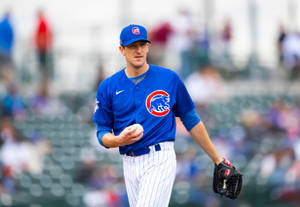 芝加哥小熊隊投手手持球和手套在棒球場上行走。 — 芝加哥小熊 壁紙