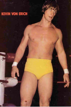 摔角手 Kevin Von Erich 穿著黃色短褲站在摔角擂台上。