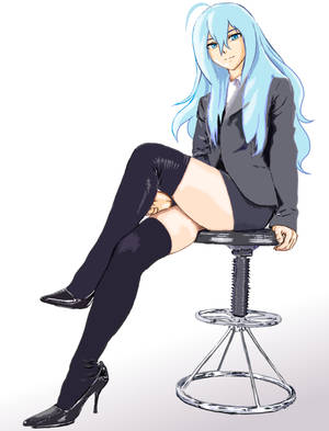 藍髮動漫女性穿著商務服裝坐在凳子上。