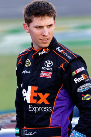 NASCAR車手穿著FedEx Toyota賽車服在賽道上