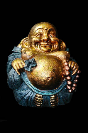 金色笑佛雕像身穿藍色長袍在黑色背景前手持念珠