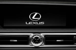 豪華Lexus汽車內飾，帶有發光標誌和銀色通風口。