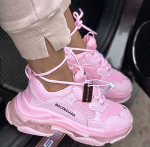 車內所穿的粉紅色Balenciaga運動鞋（白色鞋帶）。 — 鞋子 壁紙