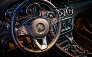 Mercedes-Benz 汽車內飾特寫，黑色皮革方向盤和發光儀表板。